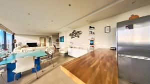 Η κουζίνα ή μικρή κουζίνα στο La Casa de la Playa-Best FTV Views, by Comfortable Luxury
