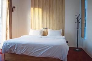 Un pat sau paturi într-o cameră la Coco Villa Ukulhas