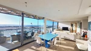 Χώρος καθιστικού στο La Casa de la Playa-Best FTV Views, by Comfortable Luxury