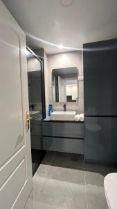 bagno con lavandino e specchio di Madrid House Boutique , Aeropuerto , Ifema a Madrid