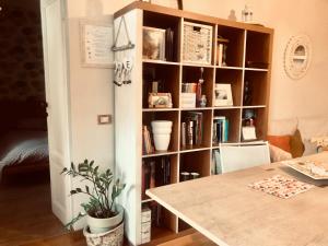 a book shelf filled with books in a living room at La Casa sul Ballatoio - Isola Milano in Milan