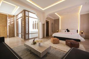 sypialnia z łóżkiem i dużym oknem w obiekcie Riad Chamali w Marakeszu