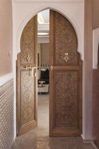 - Entrada a una habitación con puerta de madera en Riad Chamali, en Marrakech