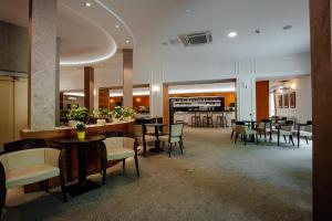 Reštaurácia alebo iné gastronomické zariadenie v ubytovaní Hotel pod Zámkom