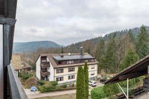 einen Blick auf ein Haus mit einem Berg im Hintergrund in der Unterkunft Aixpress Apartment in Bad Herrenalb