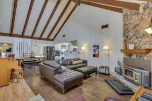 Una sala de estar con un sofá y una chimenea. en Ski, Hike and Fish Big Bear Lake Home with Fire Pit, en Big Bear Lake