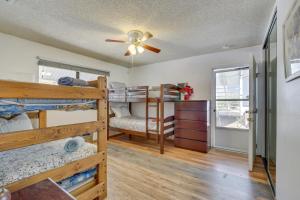 Habitación con 3 literas y ventilador de techo. en Ski, Hike and Fish Big Bear Lake Home with Fire Pit, en Big Bear Lake