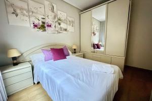A bed or beds in a room at Tranquilo apartamento cerca del Casco Viejo Bilbao