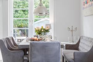 une salle à manger avec une table, des chaises et une salle à manger dans l'établissement Hedigen Hüs, à Westerland