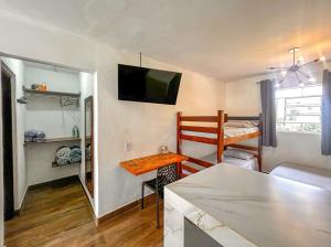uma pequena sala de estar com uma mesa e uma televisão em Casa confortavel com Wi-Fi em Braganca Paulista SP em Bragança Paulista