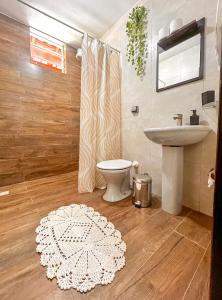 uma casa de banho com um lavatório, um WC e um lavatório. em Casa confortavel com Wi-Fi em Braganca Paulista SP em Bragança Paulista