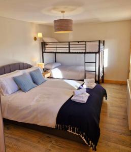 a bedroom with two beds and a bunk bed at Cozies Cabin in Billy