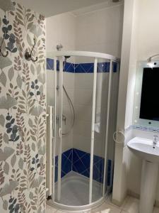 ein Badezimmer mit Dusche und Waschbecken in der Unterkunft LES ILES VUE SUR MER in Agon Coutainville + 69 Fotos