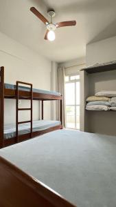 Ένα ή περισσότερα κρεβάτια σε δωμάτιο στο APARTAMENTO VISTA AO MAR - Elevador - PIUMA