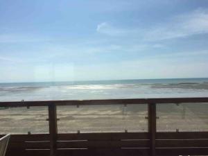 - une vue sur l'océan depuis le balcon de la plage dans l'établissement LES ILES VUE SUR MER, à Agon-Coutainville