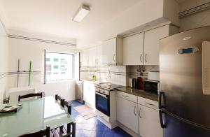 Virtuvė arba virtuvėlė apgyvendinimo įstaigoje WelcomeBuddy - Beatrice Downtown City Flat