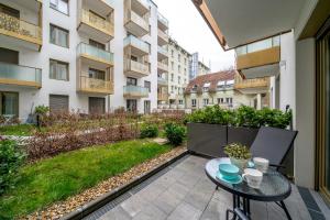 Cet appartement dispose d'une terrasse avec une table et une cour. dans l'établissement Budapest Magic Garden in Downtown, à Budapest