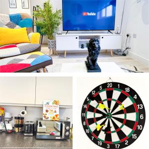 een woonkamer met een dartbord en een tv bij FULLY FURNISHED 2 BED 1 BATH APARTMENT IN LONDON, FREE PARKING, CLOSE TO WEMBLEY STADIUM & LESS THAN 30 MiNS DRIVE TO CENTRAL LONDON in Golders Green