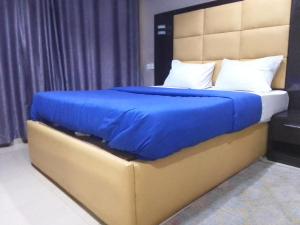 Voodi või voodid majutusasutuse Hotel bougainvillea Victoria island toas