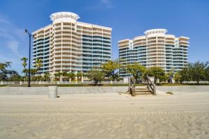 una playa con dos edificios altos en el fondo en Gulfport Oceanfront Vacation Rental Walk to Beach, en Gulfport