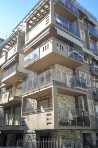 - un bâtiment avec des balcons sur le côté dans l'établissement Zen & Geo's HOME, à Thessalonique