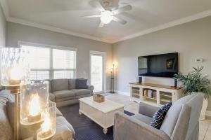 uma sala de estar com um sofá e uma televisão em North Shore Pl 305 em Hilton Head Island