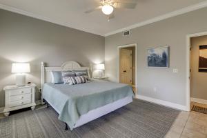 um quarto com uma cama e uma ventoinha de tecto em North Shore Pl 305 em Hilton Head Island