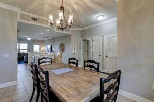 uma sala de jantar e cozinha com mesa e cadeiras de madeira em North Shore Pl 305 em Hilton Head Island