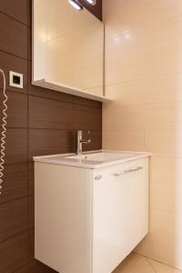 bagno con lavandino e specchio di Apartment 1 D&D, Baška a Baška