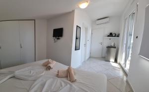 Postel nebo postele na pokoji v ubytování Domagoj D&D, Baška
