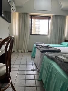 una stanza con due letti e una finestra di Apartamento em frente a praia Costa 1001 a Vila Velha Altre 41 foto