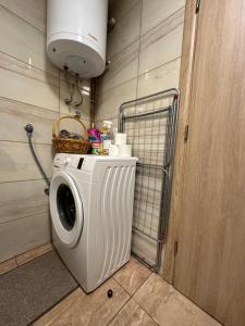 uma máquina de lavar e secar roupa numa lavandaria em Apartment Sky em Visoko