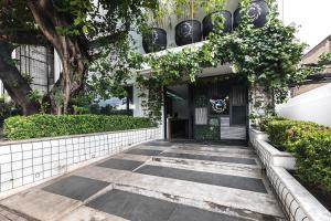 卡塔赫纳Hotel Cartagena DC的通往房子前门的走道