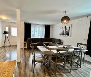 uma sala de jantar e sala de estar com mesa e cadeiras em Auberge Chez Moi Chez Toi em Val-dʼOr