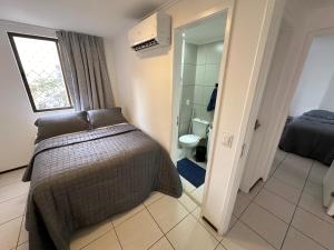 1 dormitorio con 1 cama y baño con aseo en Atlantic Ocean Residence, en Fortaleza