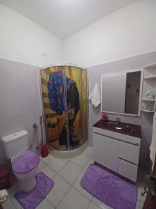 uma casa de banho com um chuveiro, um WC e um lavatório. em Repousando em Mão para Trás