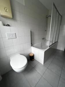 A bathroom at Sali - E5 - WLAN, TV, Waschmaschine