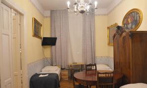 um quarto com uma mesa e cadeiras e um lustre em Florian Apartment 8 em Cracóvia