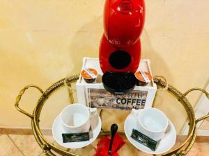 Utensilios para hacer té y café en Holibai, Vermello, Un rincón con encanto cerca de la playa