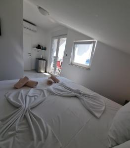 Postel nebo postele na pokoji v ubytování Domagoj D&D, Baška