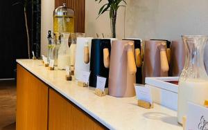 - un comptoir avec des bouteilles et des vases dans l'établissement Rincón del Duende Resort y Spa de Mar, à Mar de las Pampas