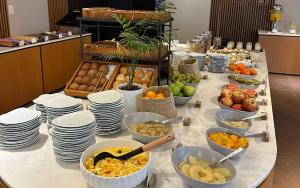 una mesa con tazones y platos de comida. en Rincón del Duende Resort y Spa de Mar en Mar de las Pampas