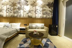 Pokój hotelowy z łóżkiem, kanapą i stołem w obiekcie Eutopia Beach Resort - Boutique Resort with Pool by Rio Hotels India w mieście Morjim