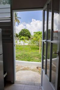 una puerta abierta con vistas a un patio en Studio 4 Casiguaya with Garden access, en Vieques