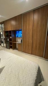 a room with wooden cabinets and a television in it at monoambiente completo y central in Santa Cruz de la Sierra