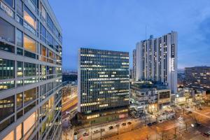 vue d'une ville avec de hauts bâtiments dans l'établissement Paris luxury Apartment 75m2 with Eiffel Tower View, metro 1 min, parking, à Paris