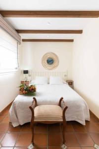 Un dormitorio con una cama grande con flores. en Casa Costaneira, en Boiro