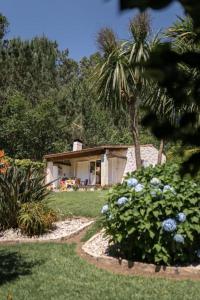 ein Haus mit einer Palme im Hof in der Unterkunft Casa Costaneira in Boiro