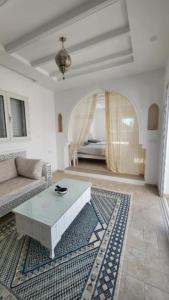 un soggiorno con divano e tavolino da caffè di Villa La Palmeraie d'Arkou, grande piscine a Arkou