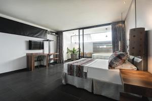 um quarto com uma cama grande e uma sala de jantar em Hotel Cartagena DC em Cartagena de Indias